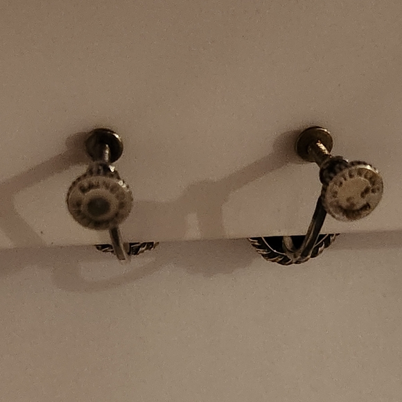 Wedgewood Sterling Screwback Earrings - Picture 9 of 15